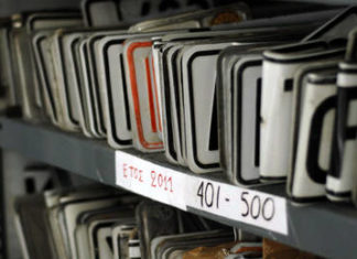 Τέλη κυκλοφορίας: Αυξάνεται η προσέλευση στις εφορίες για παράδοση πινακίδων