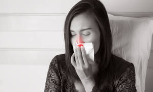 Ρινορραγία τη νύχτα: Τι την προκαλεί & πώς θα την αντιμετωπίσετε