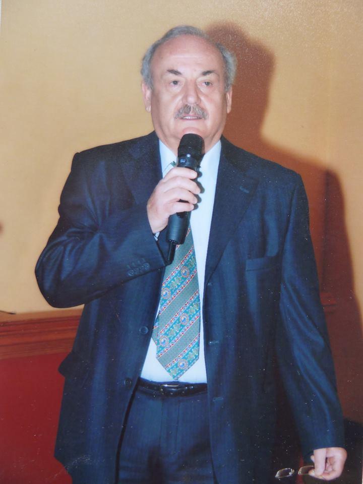 Ο Γιάννης γεννήθηκε στην Ηλιούπολη το 1952 όπου και κατοικεί «Γέννημα θρέμμα Ηλιουπολίτης»...