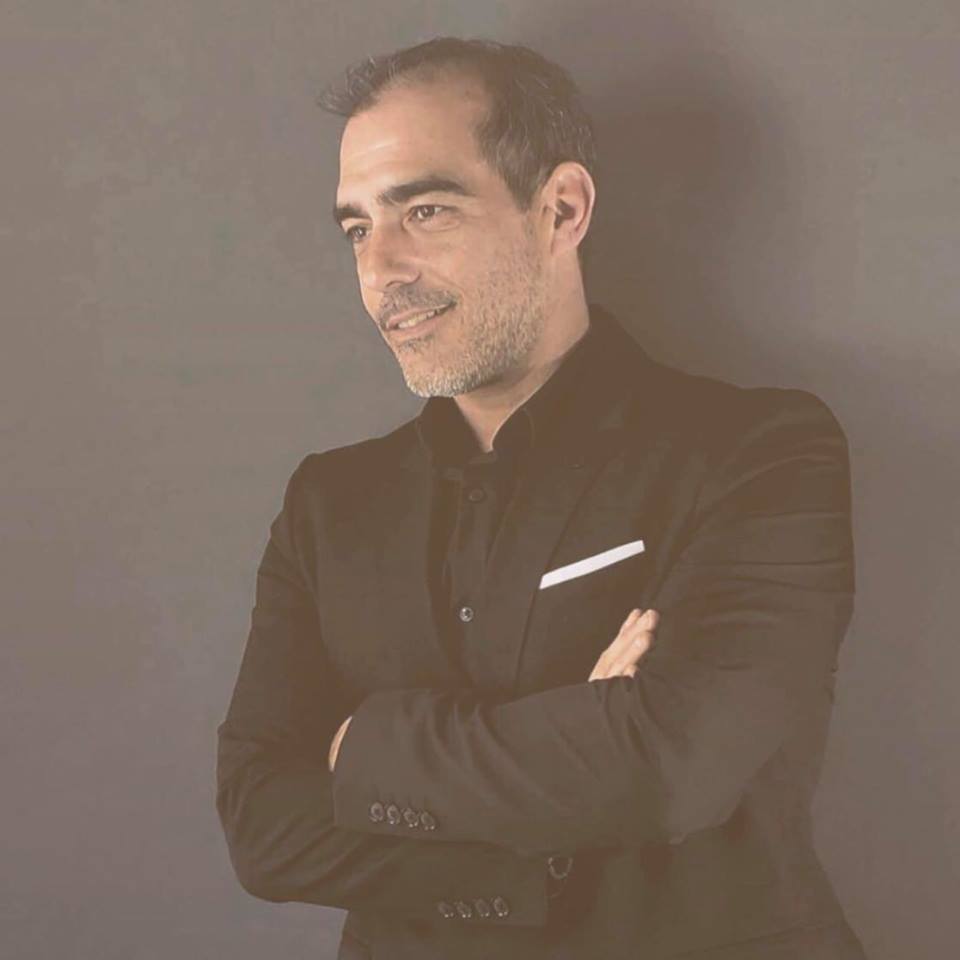 Ο Γιάννης γεννήθηκε το 1977 στην Αθήνα, μεγάλωσε και ζει στην Αγία Μαρίνα Ηλιούπολης...