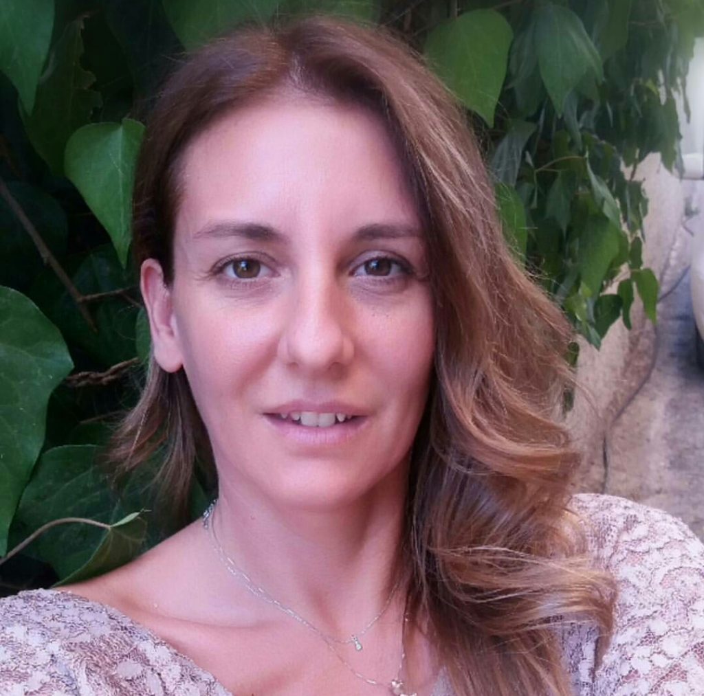 Γεννήθηκε και μεγάλωσε στη Νέα Σμύρνη από μητέρα Αθηναία και Πατέρα από την Σμύρνη...