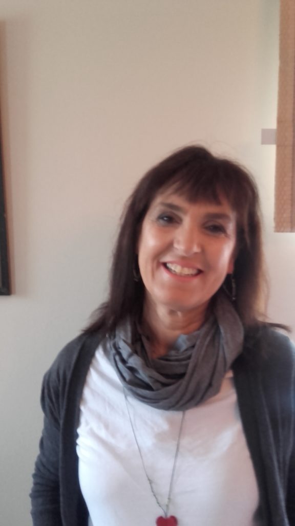 Κατοικεί στα Βριλήσσια από το 1985. Μητέρα τριών παιδιών. Εκλεγμένη Δημοτική Σύμβουλος και Πρόεδρος Πολιτιστικού και Αθλητικού Οργανισμού...