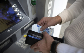 Πιο ακριβές από σήμερα οι αναλήψεις από ΑΤΜ: Οι χρεώσεις κάθε τράπεζας