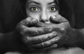 Παγκόσμια Ημέρα κατά της Εμπορίας Ανθρώπων: Γυναίκες και ανήλικοι συχνότερα τα θύματα στην Ελλάδα