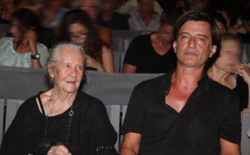 Στο θέατρο με τη μητέρα του γνωστός παρουσιαστής